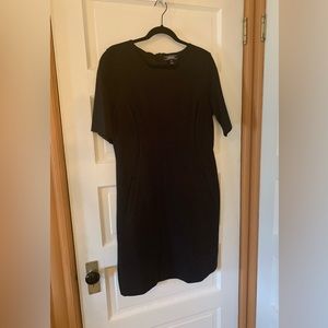 Lands’end black short sleeve dress size 14 pockets! Princess seams front n back